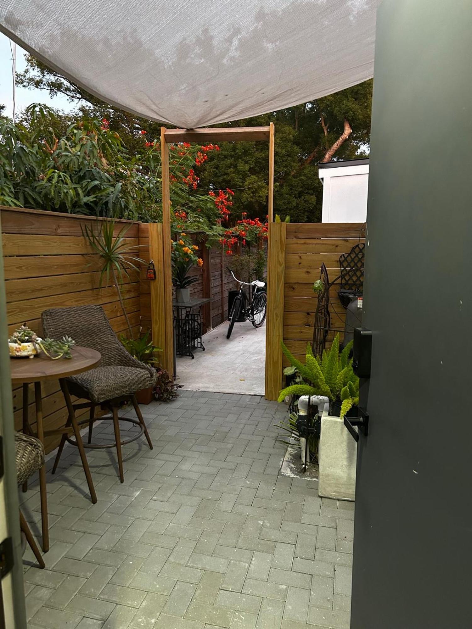 Sweet Tiny Cabin Tampa Exterior photo